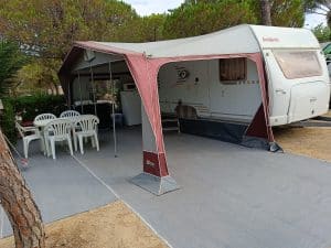 caravana camper con el avance