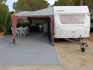 caravana camper con el avance